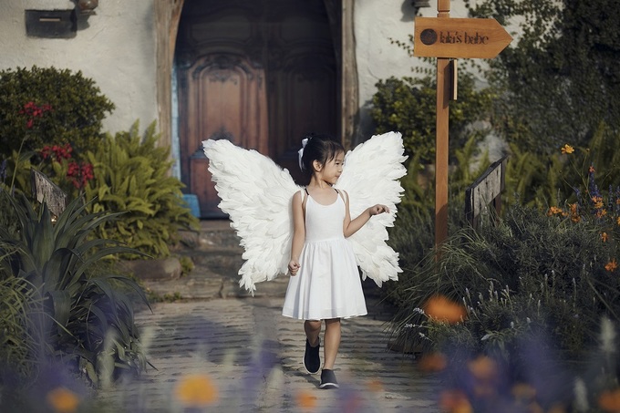 Xuân Bắc cùng hai con trai catwalk giữa vườn hoa